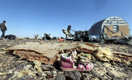 Hallan 12 fragmentos grandes del fuselaje del avión ruso siniestrado en Egipto